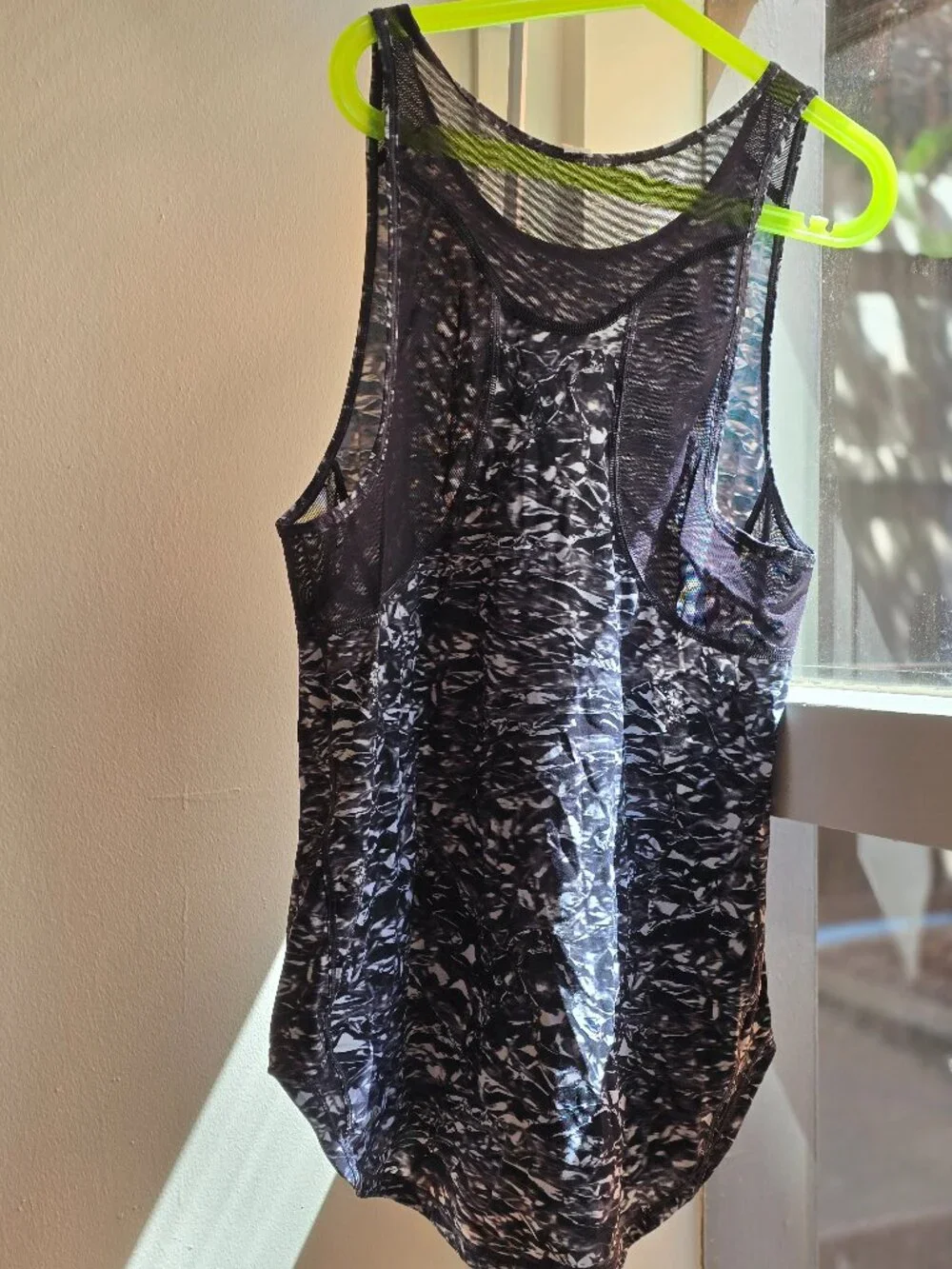 Lululemon Sculpt Tank Size 4 Black White Abstract Foil Print